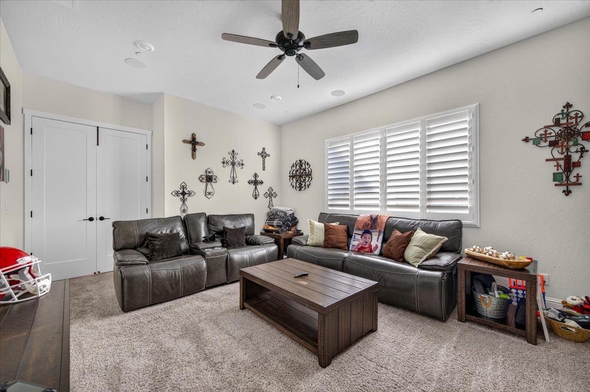 330 Sentinel Dr S, Madera, CA 93636
