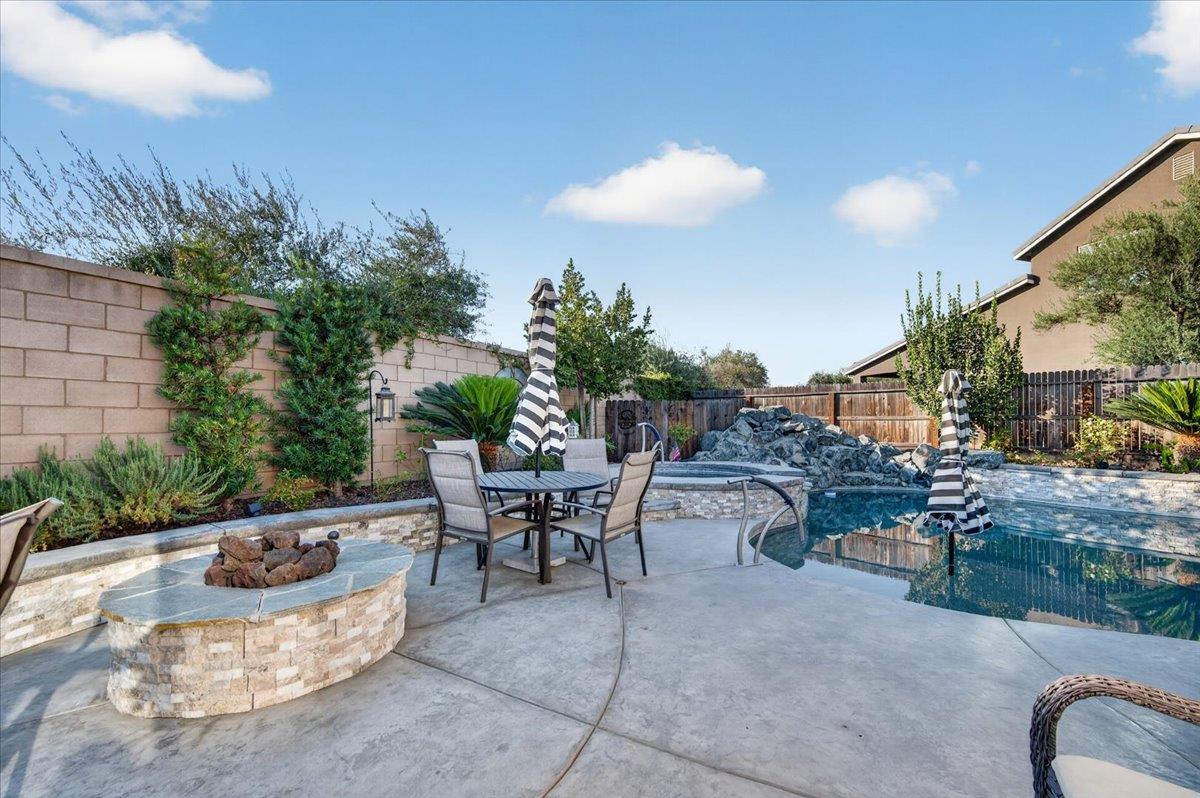 330 Sentinel Dr S, Madera, CA 93636