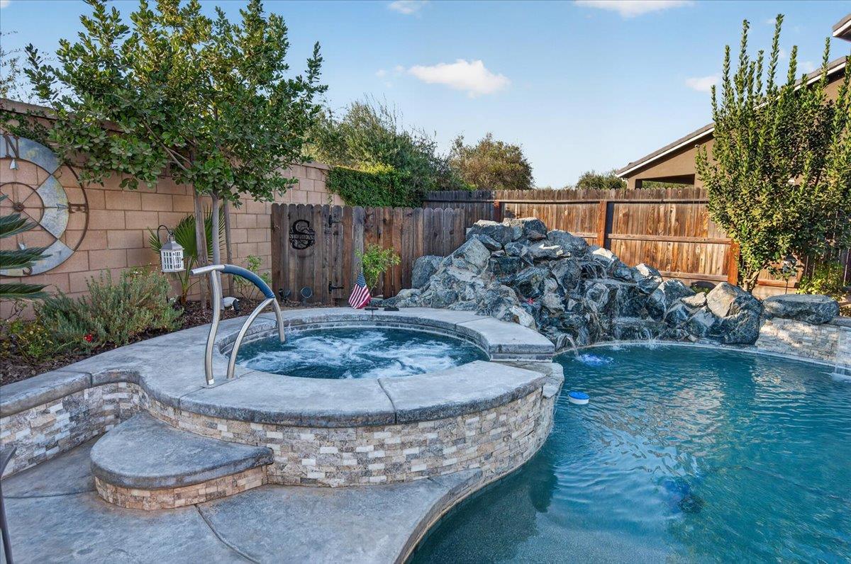 330 Sentinel Dr S, Madera, CA 93636