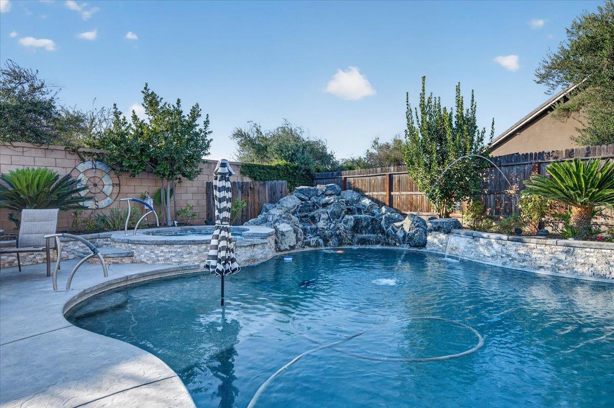 330 Sentinel Dr S, Madera, CA 93636
