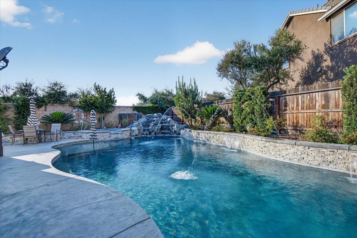 330 Sentinel Dr S, Madera, CA 93636