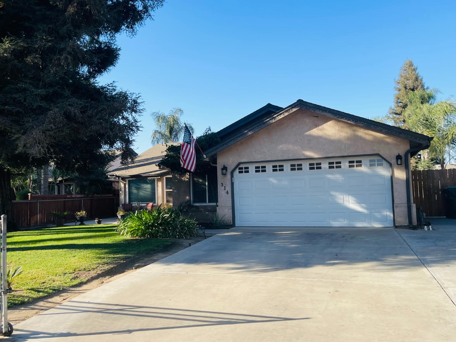314 W Greg St, Farmersville, CA 93223