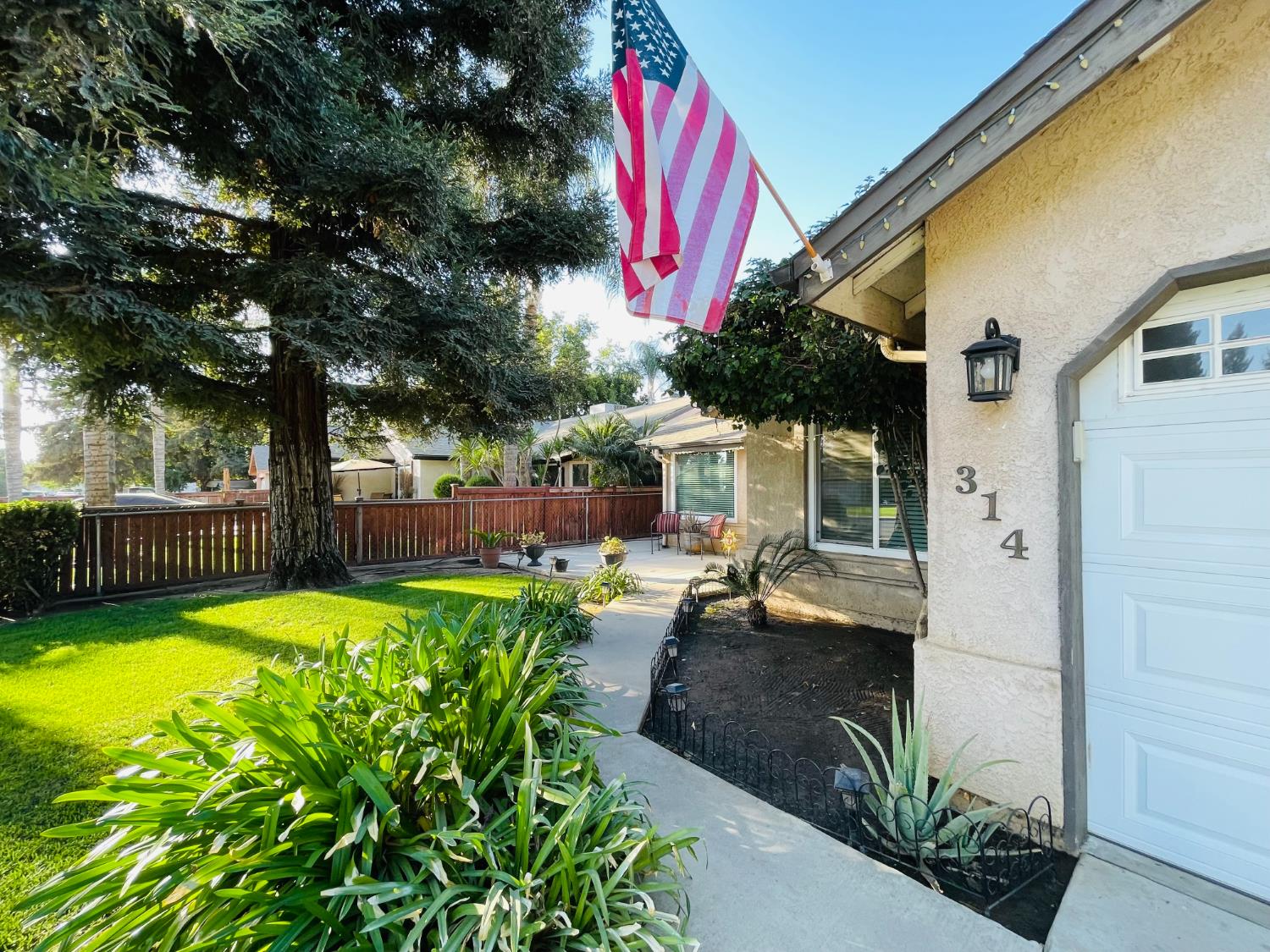 314 W Greg St, Farmersville, CA 93223