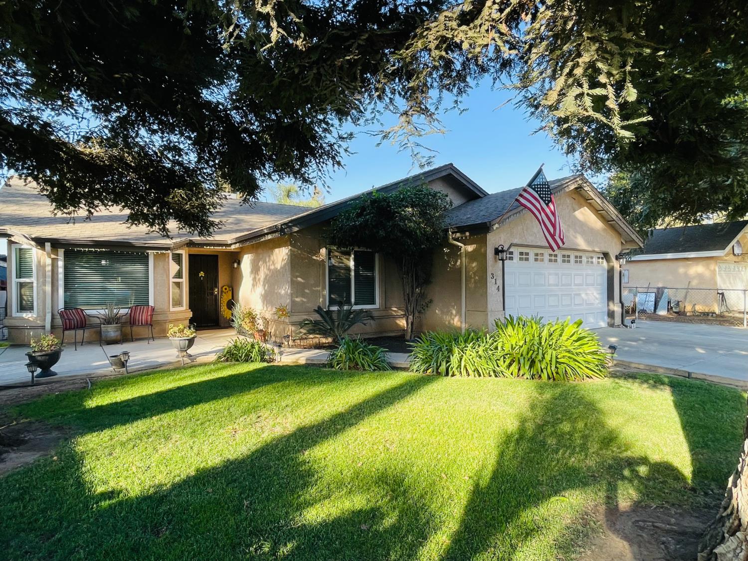 314 W Greg St, Farmersville, CA 93223