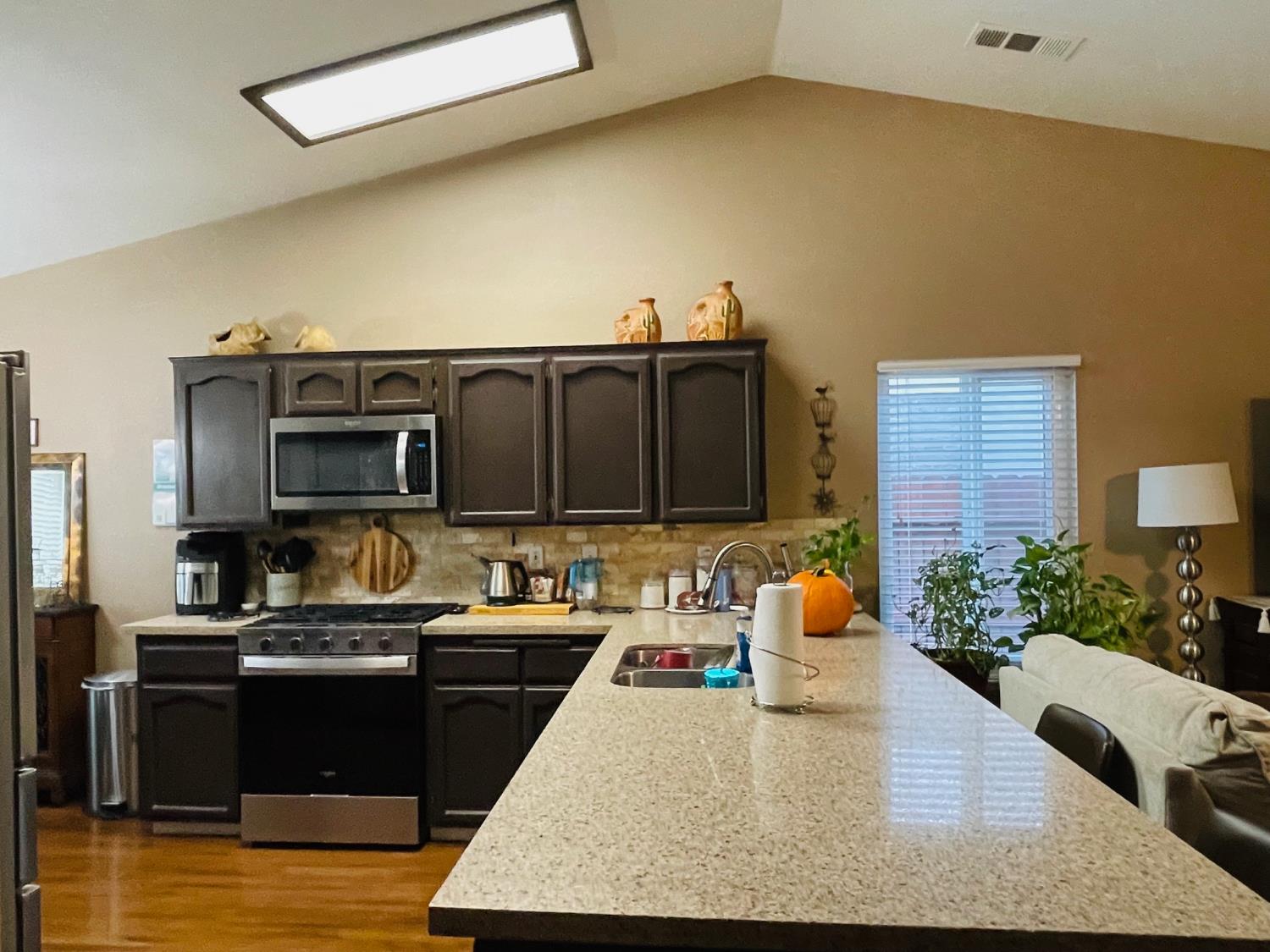 314 W Greg St, Farmersville, CA 93223