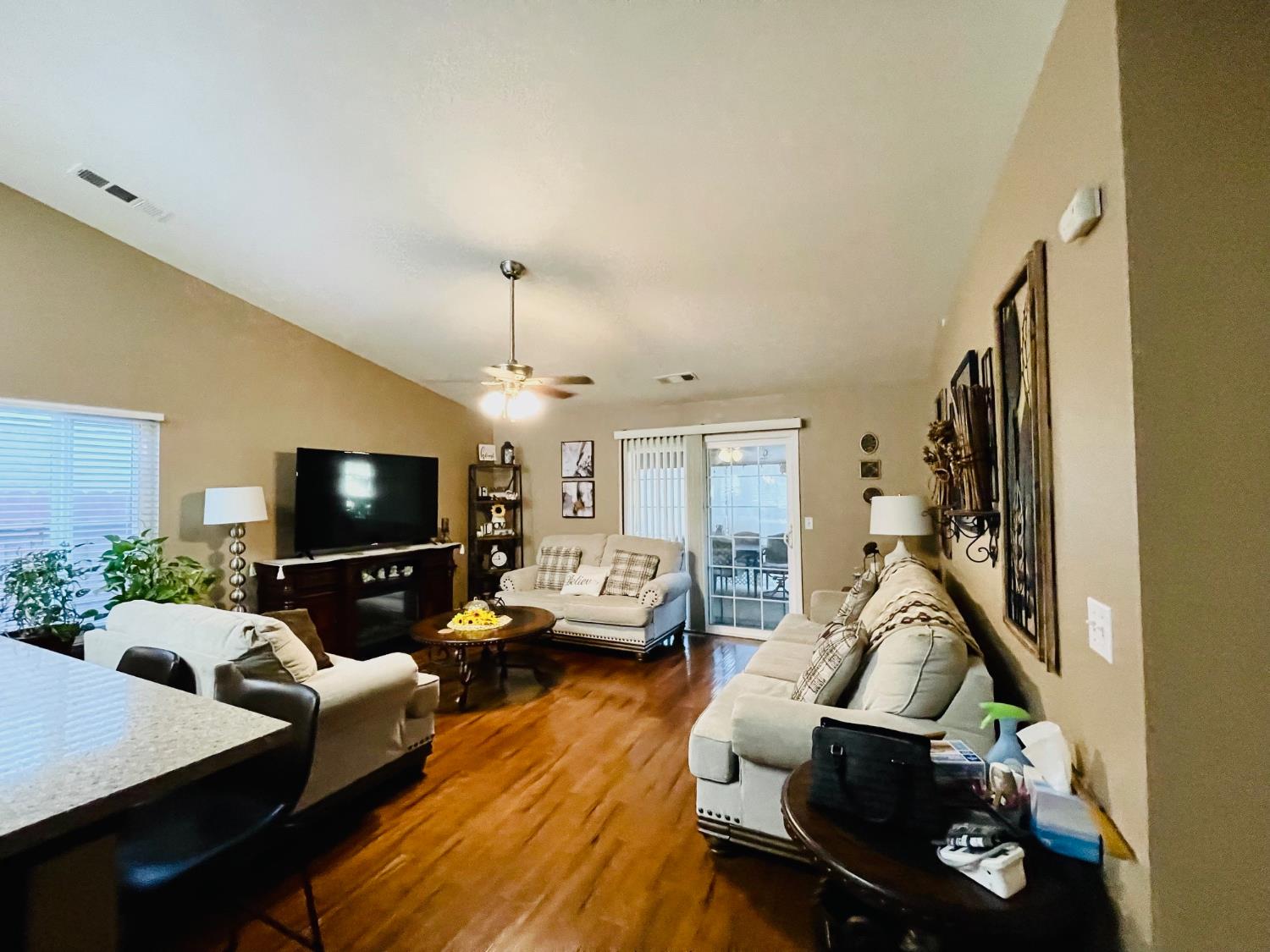 314 W Greg St, Farmersville, CA 93223