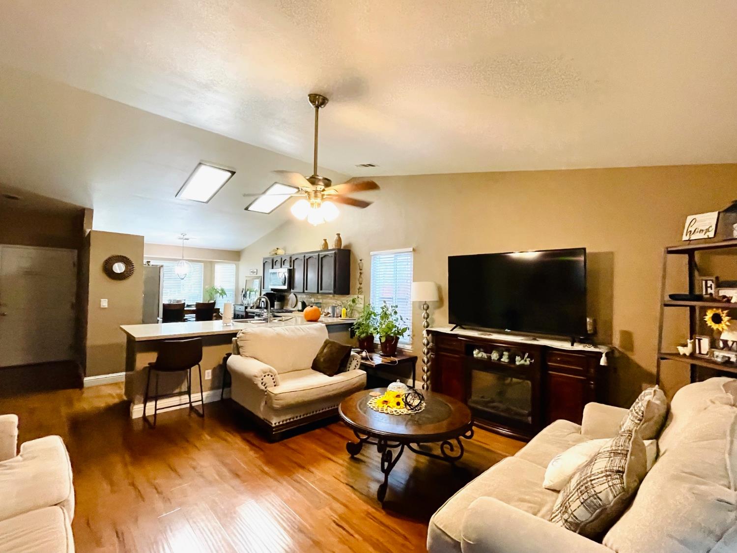 314 W Greg St, Farmersville, CA 93223