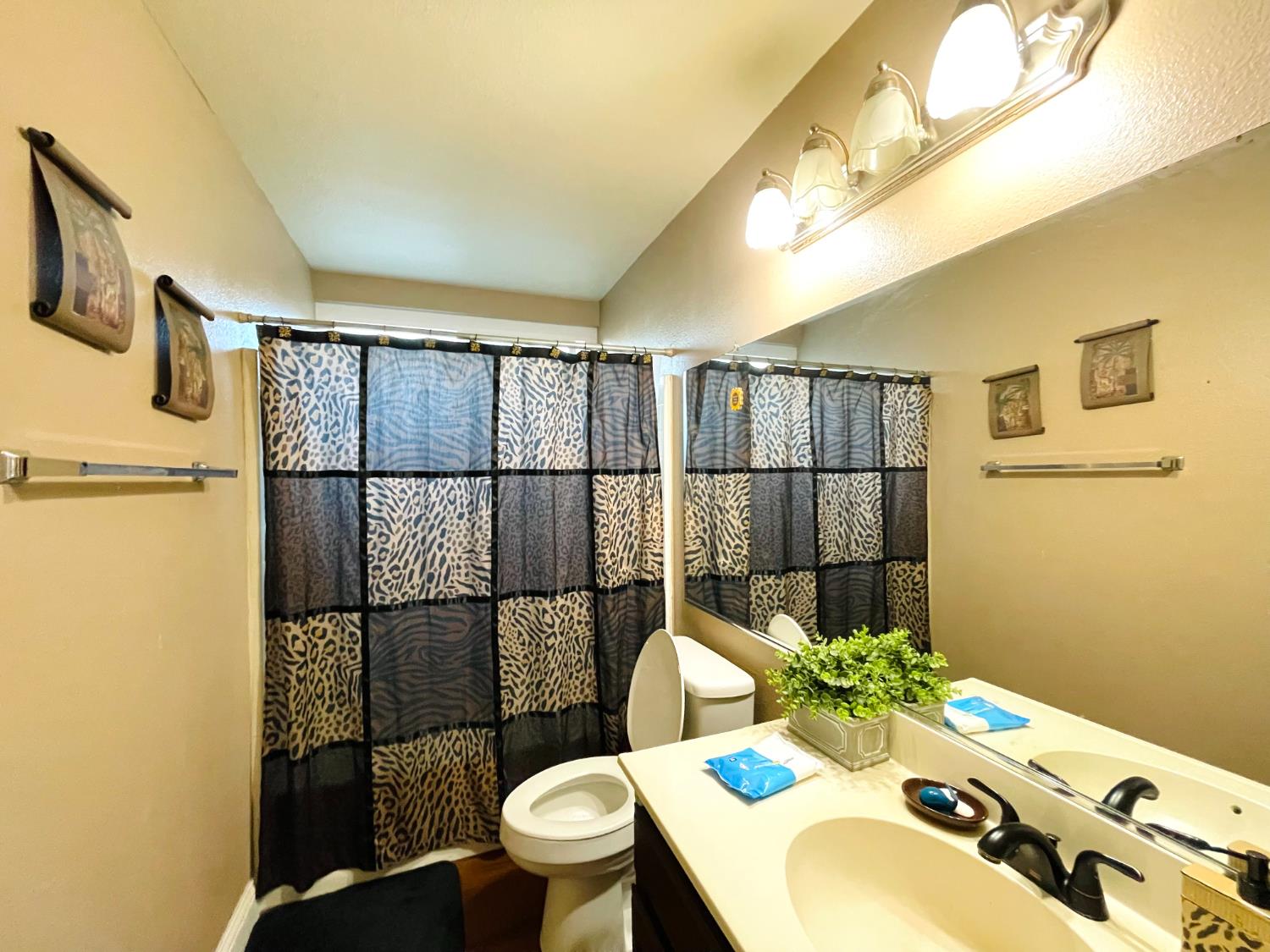 314 W Greg St, Farmersville, CA 93223