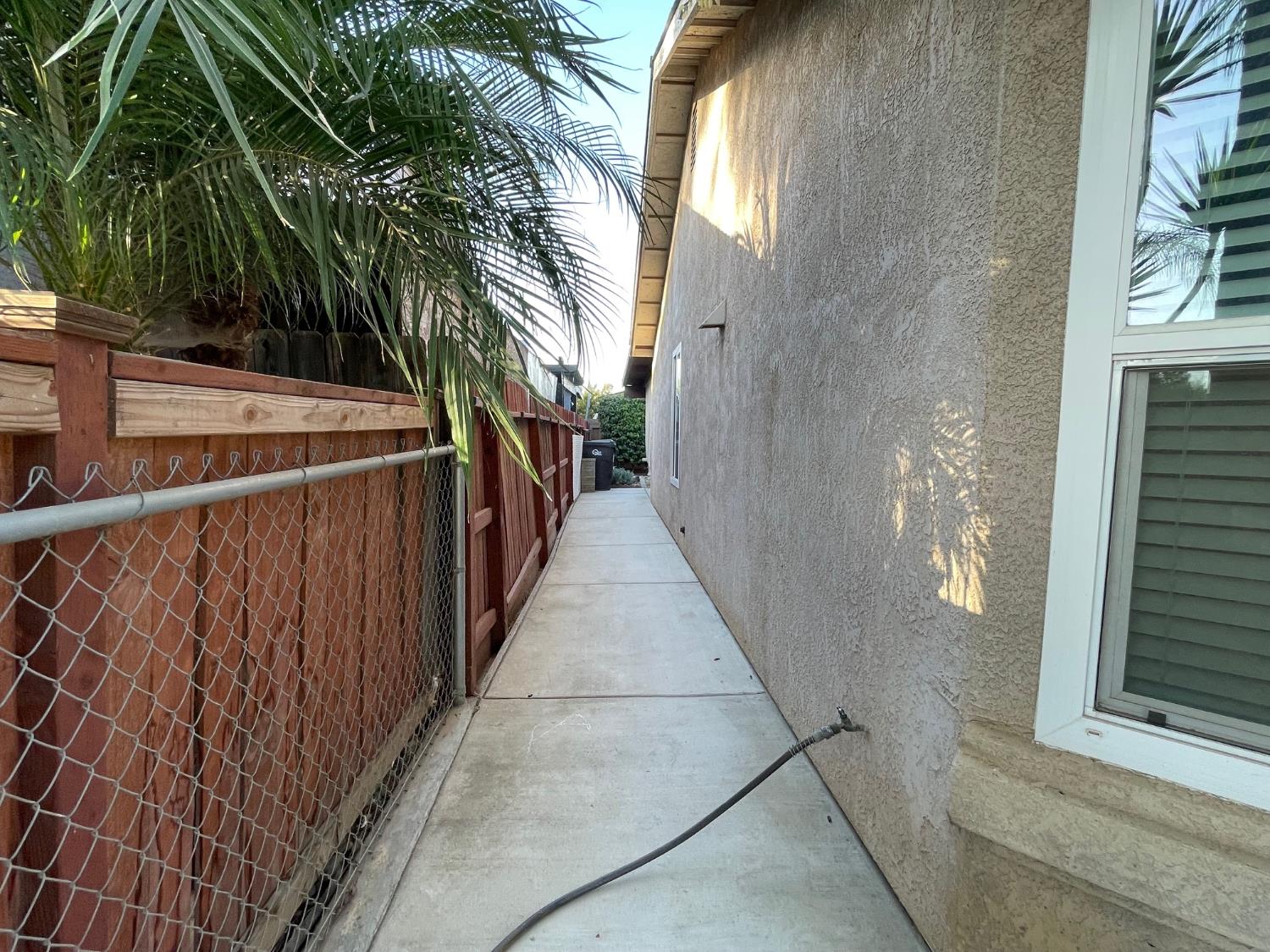 314 W Greg St, Farmersville, CA 93223