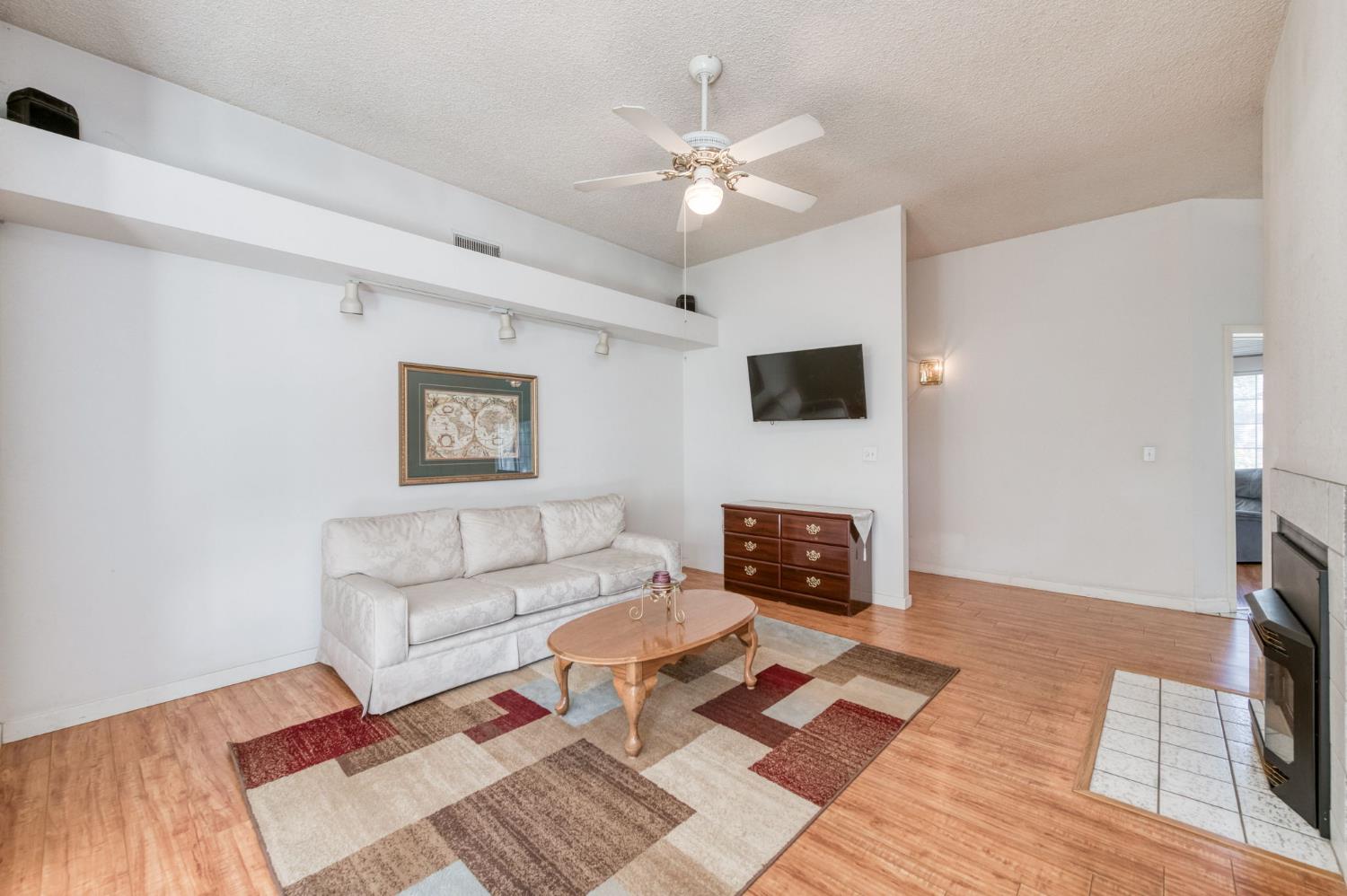 4709 W Bellaire Way, Fresno, CA 93722