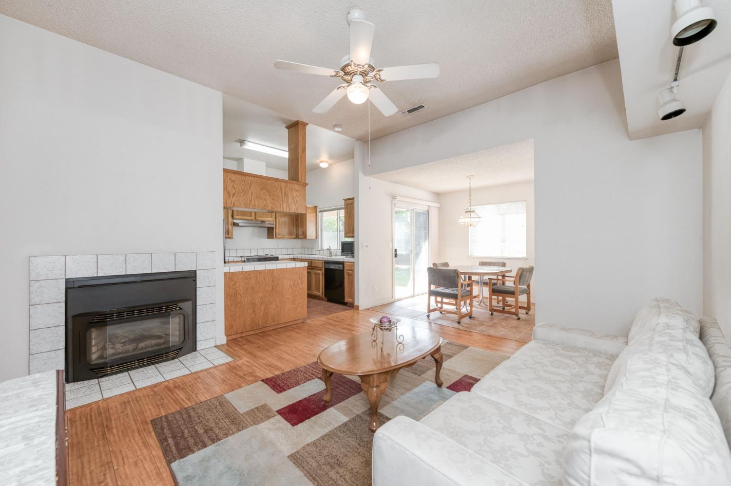 4709 W Bellaire Way, Fresno, CA 93722