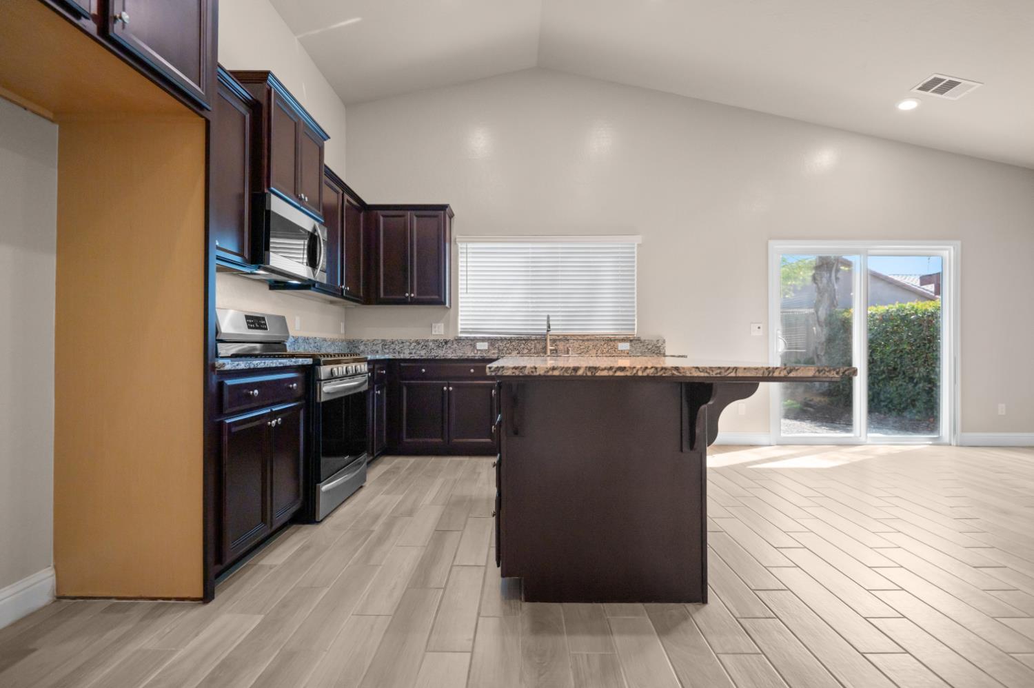 918 S Crumal St, Visalia, CA 93292