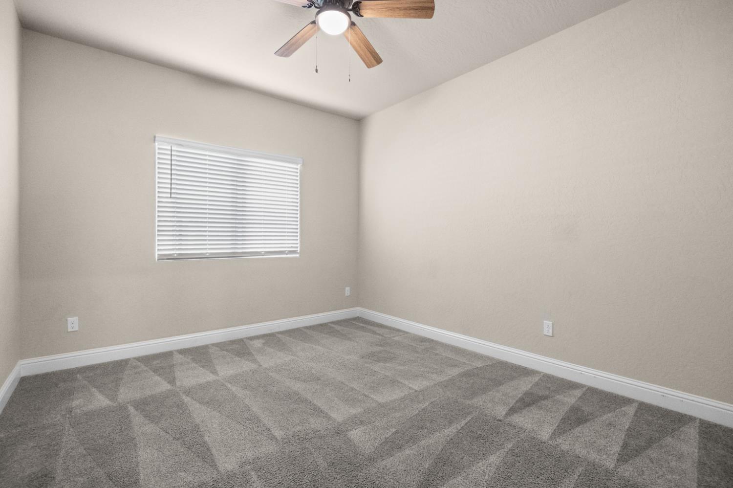 918 S Crumal St, Visalia, CA 93292