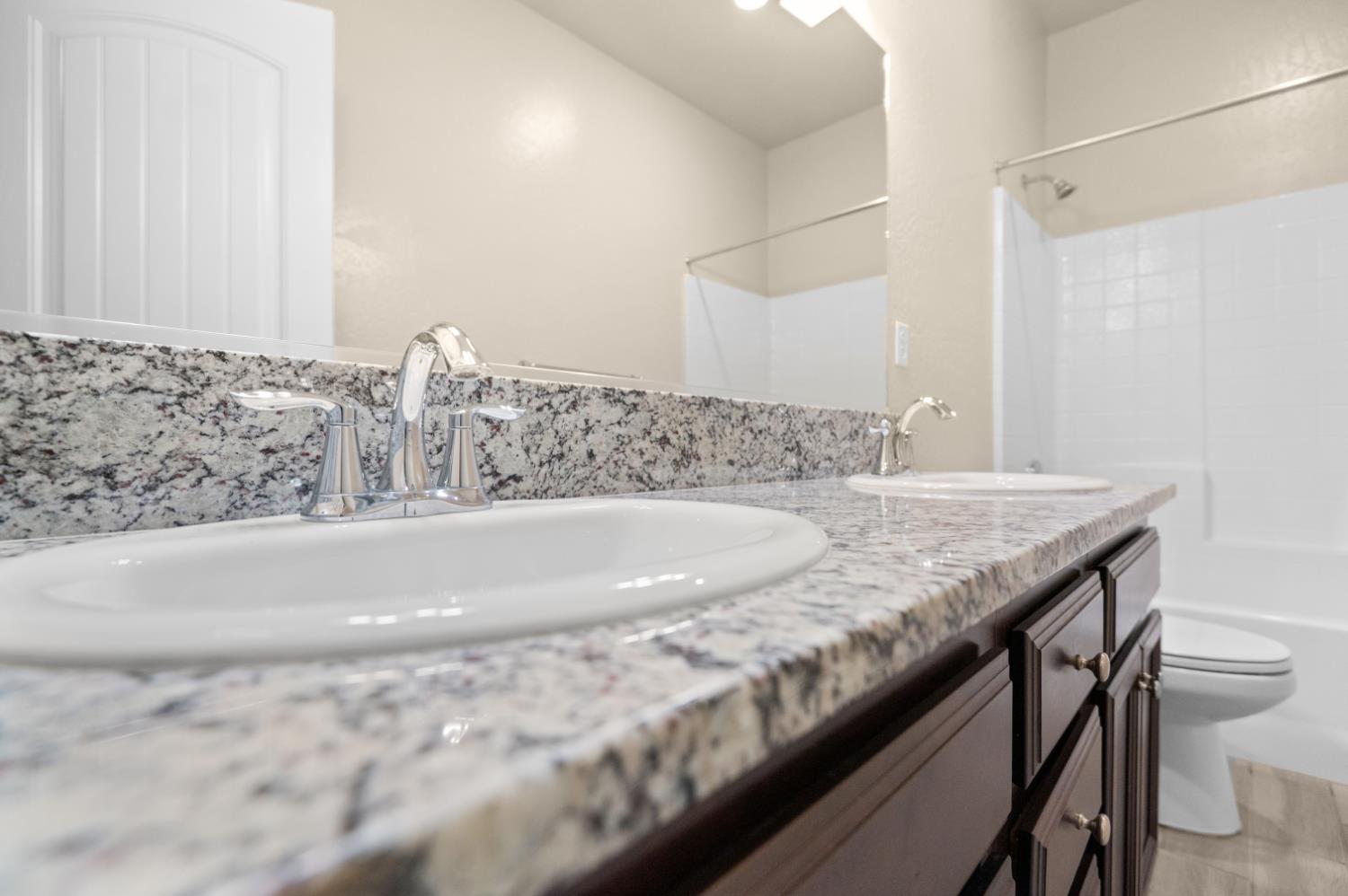918 S Crumal St, Visalia, CA 93292
