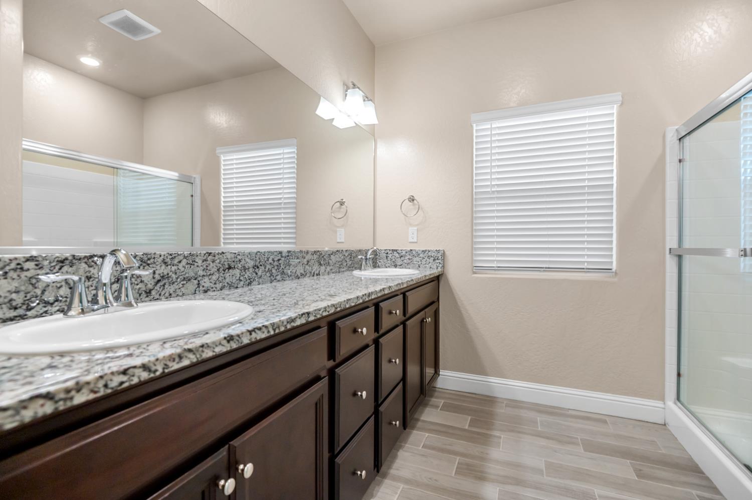 918 S Crumal St, Visalia, CA 93292
