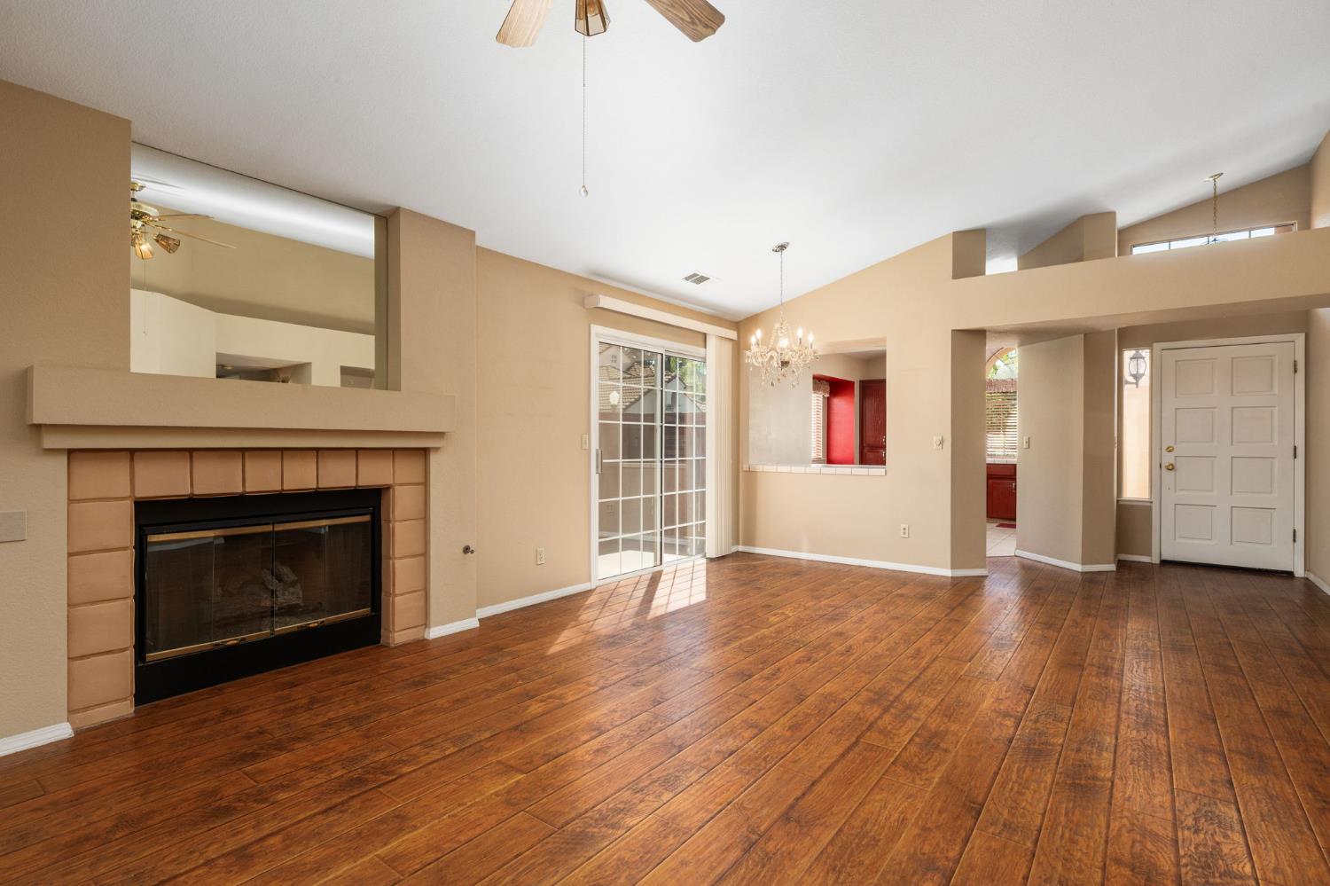 645 E Champlain Dr #121, Fresno, CA 93730