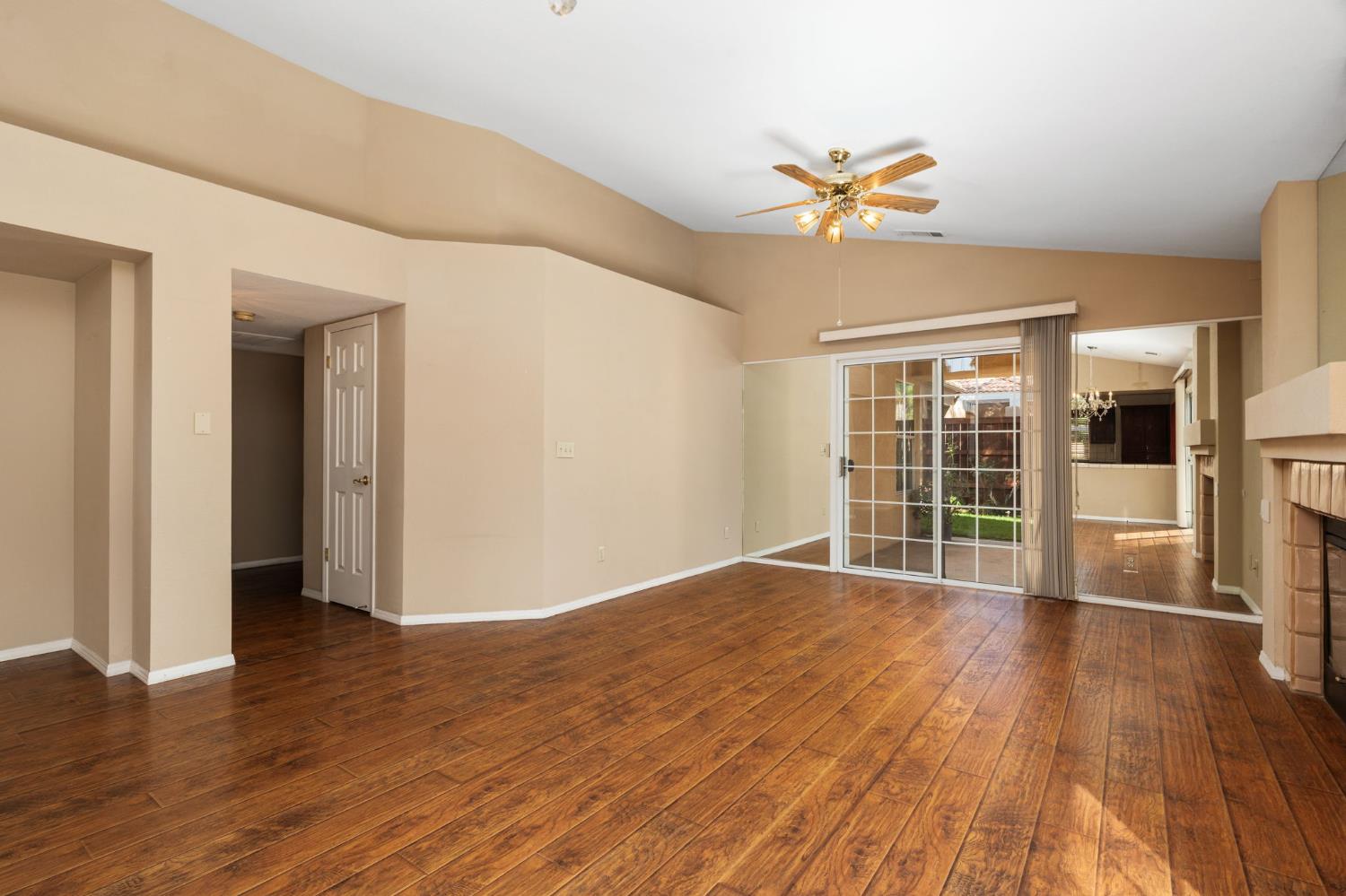 645 E Champlain Dr #121, Fresno, CA 93730
