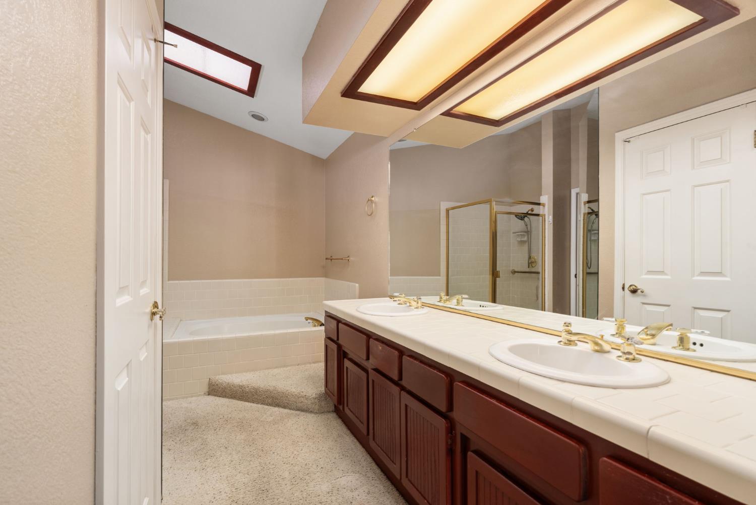 645 E Champlain Dr #121, Fresno, CA 93730