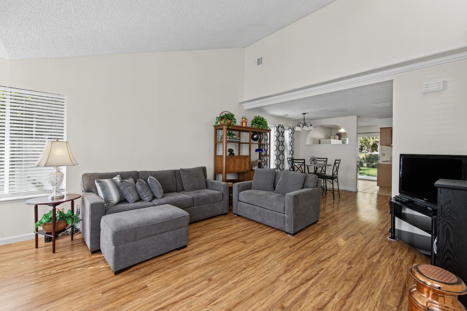 801 E Chickadee Ct, Fresno, CA 93730