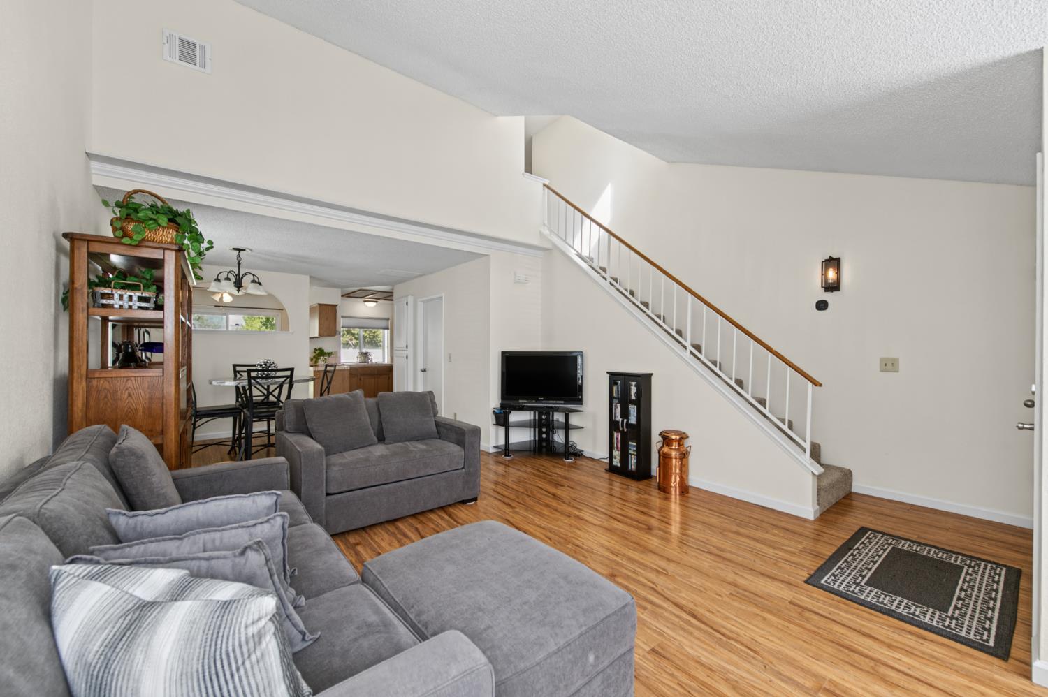 801 E Chickadee Ct, Fresno, CA 93730