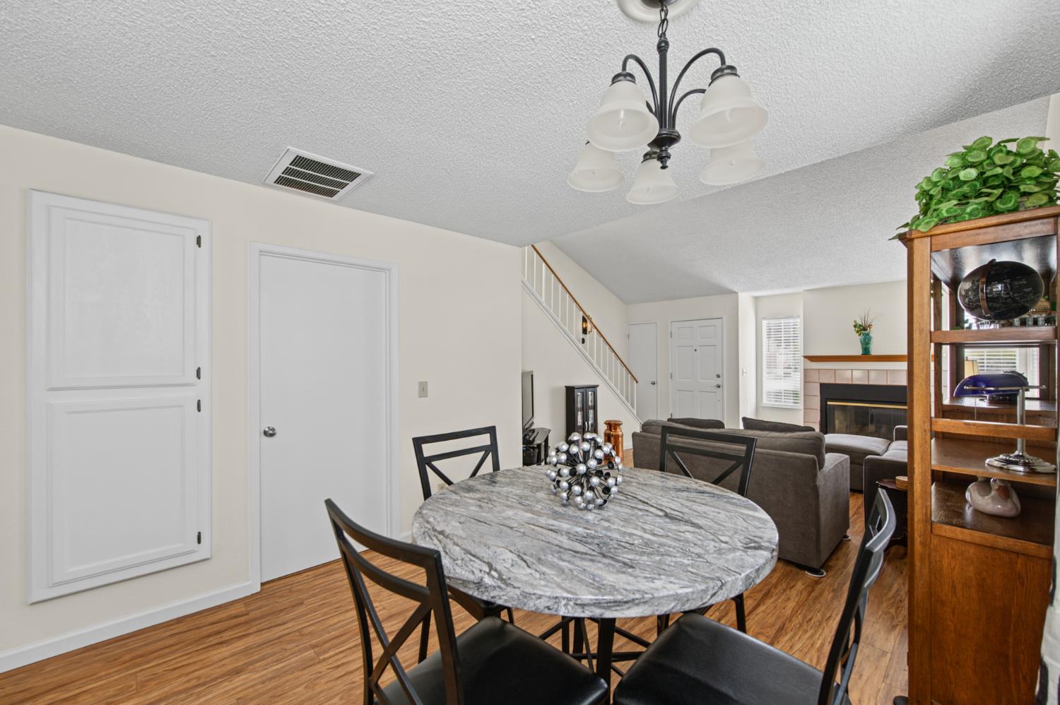 801 E Chickadee Ct, Fresno, CA 93730
