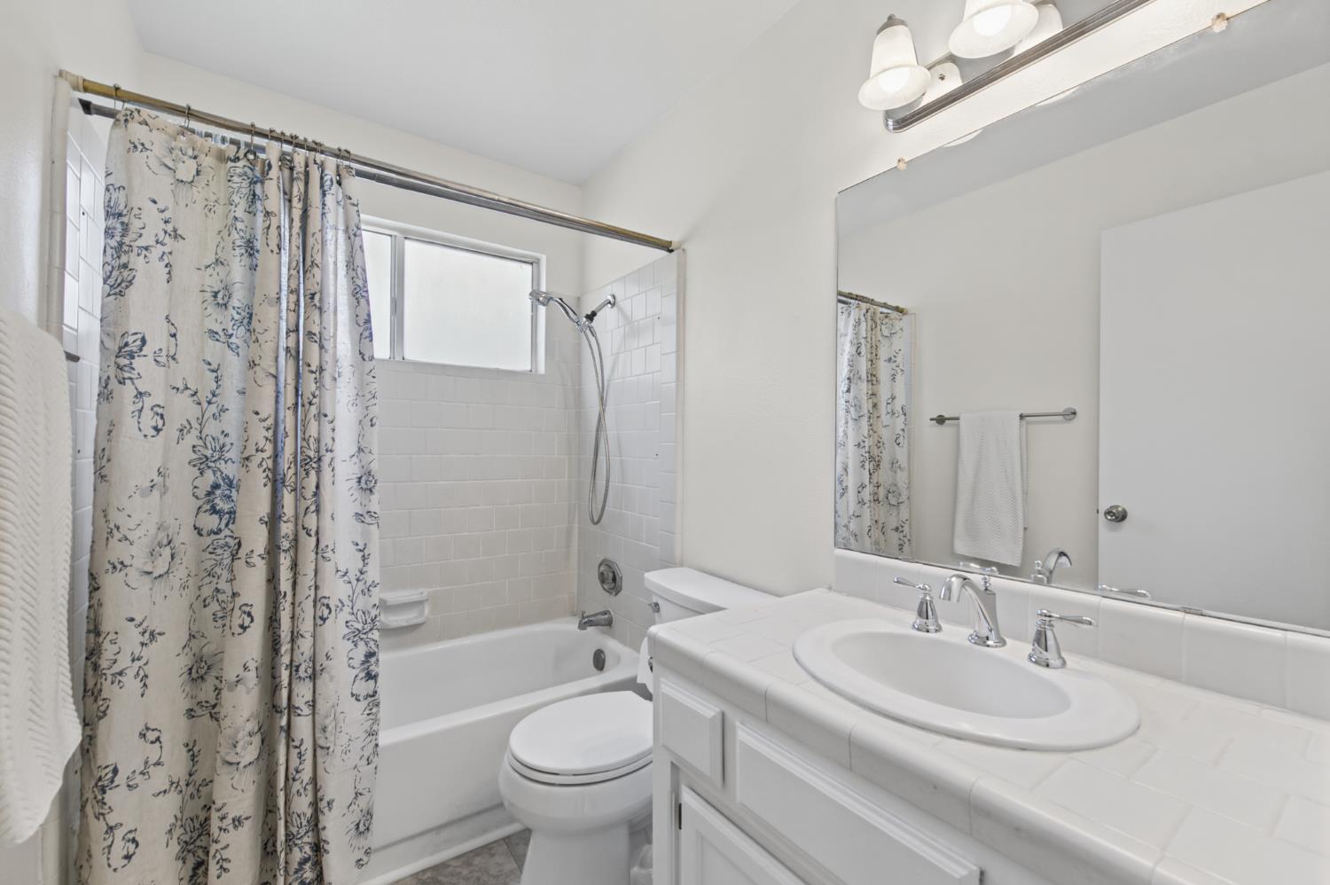 801 E Chickadee Ct, Fresno, CA 93730
