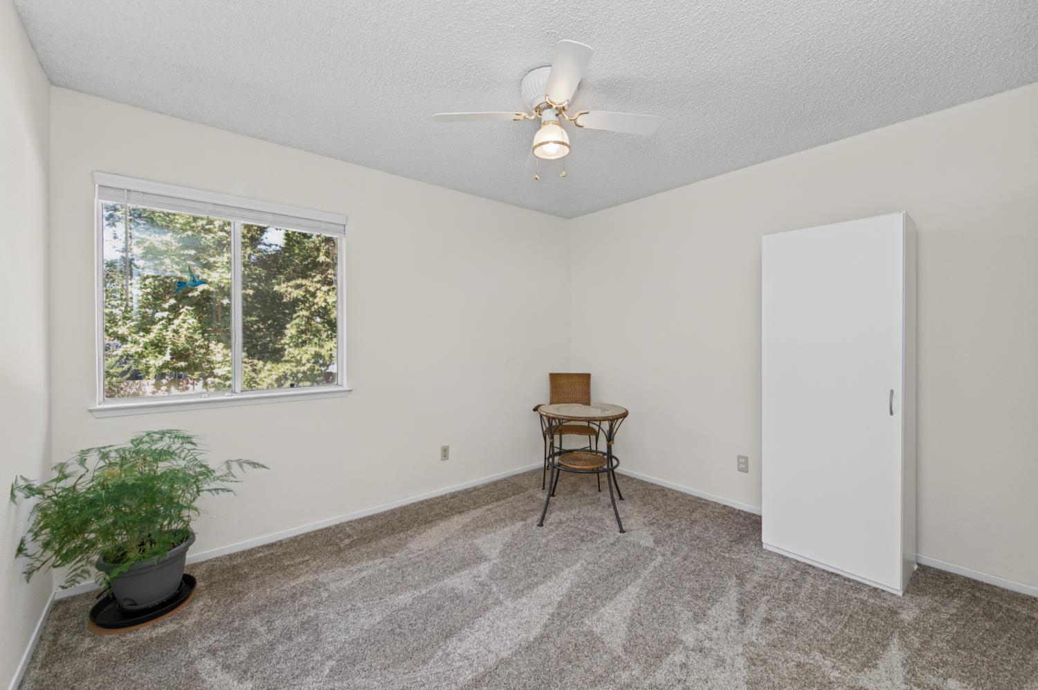 801 E Chickadee Ct, Fresno, CA 93730