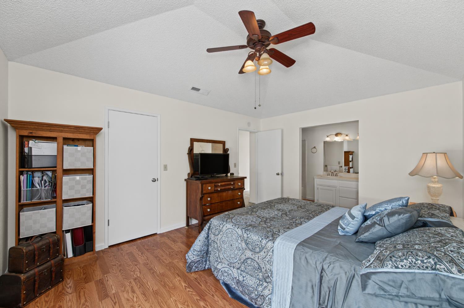 801 E Chickadee Ct, Fresno, CA 93730