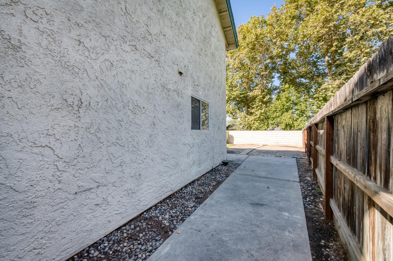 801 E Chickadee Ct, Fresno, CA 93730