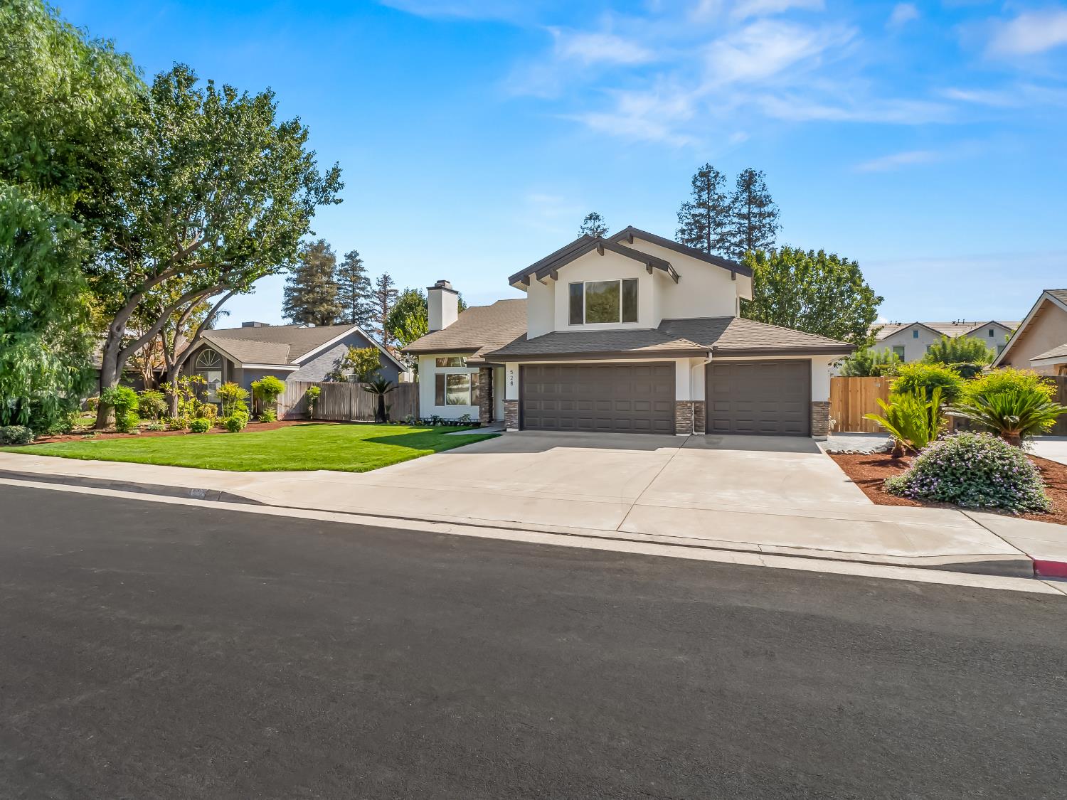 528 W Birch Ave, Clovis, CA 93611