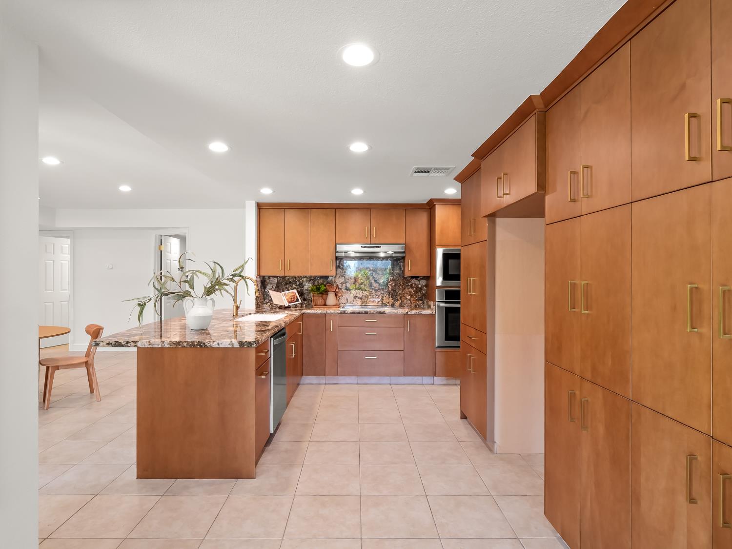 528 W Birch Ave, Clovis, CA 93611