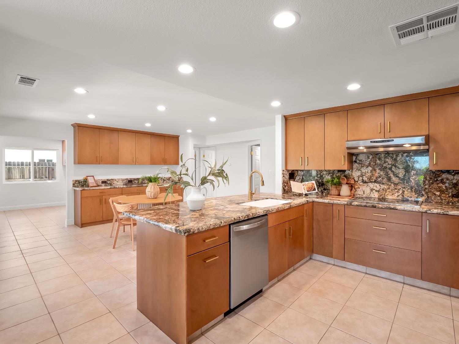 528 W Birch Ave, Clovis, CA 93611
