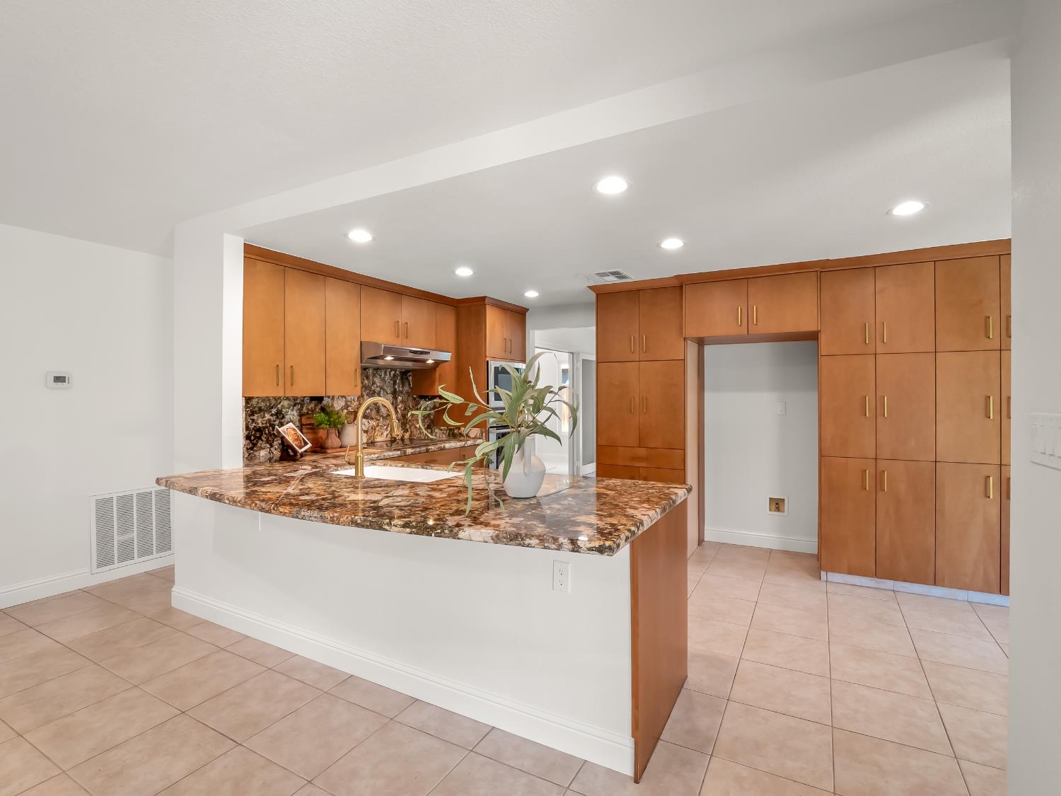 528 W Birch Ave, Clovis, CA 93611