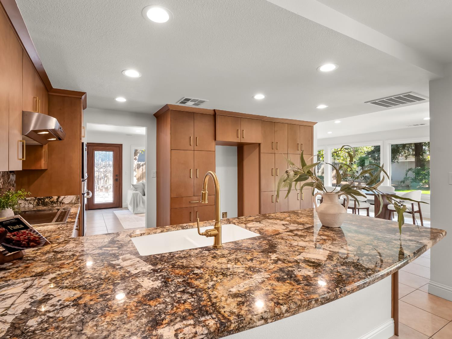 528 W Birch Ave, Clovis, CA 93611