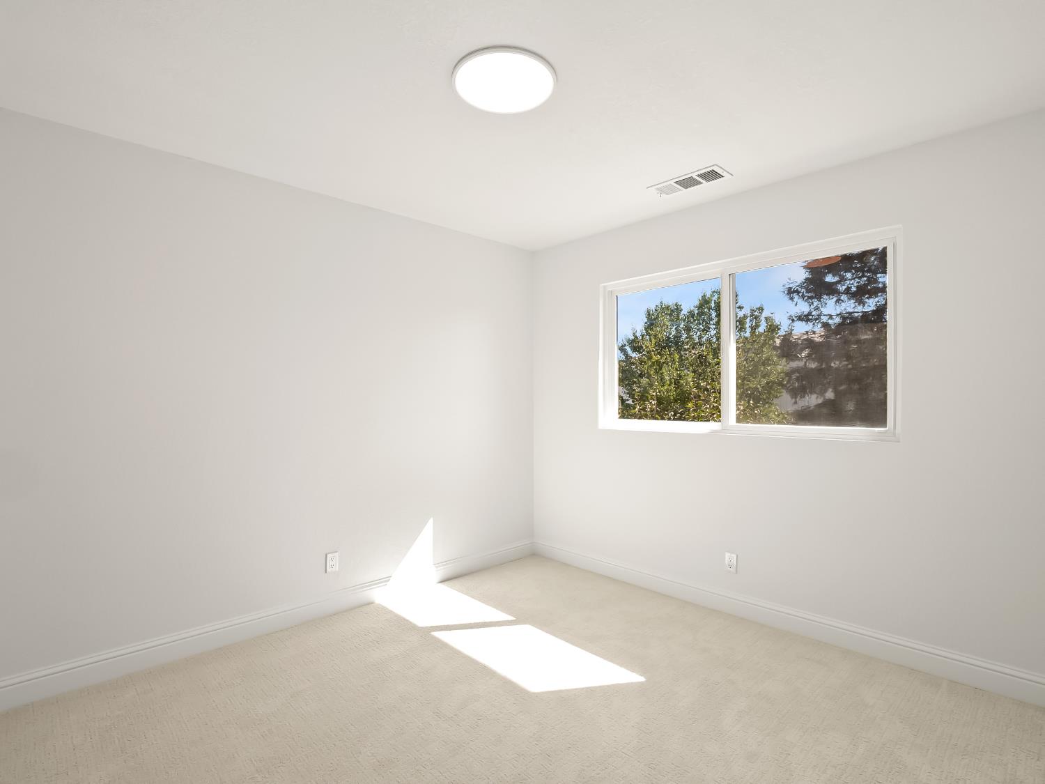 528 W Birch Ave, Clovis, CA 93611