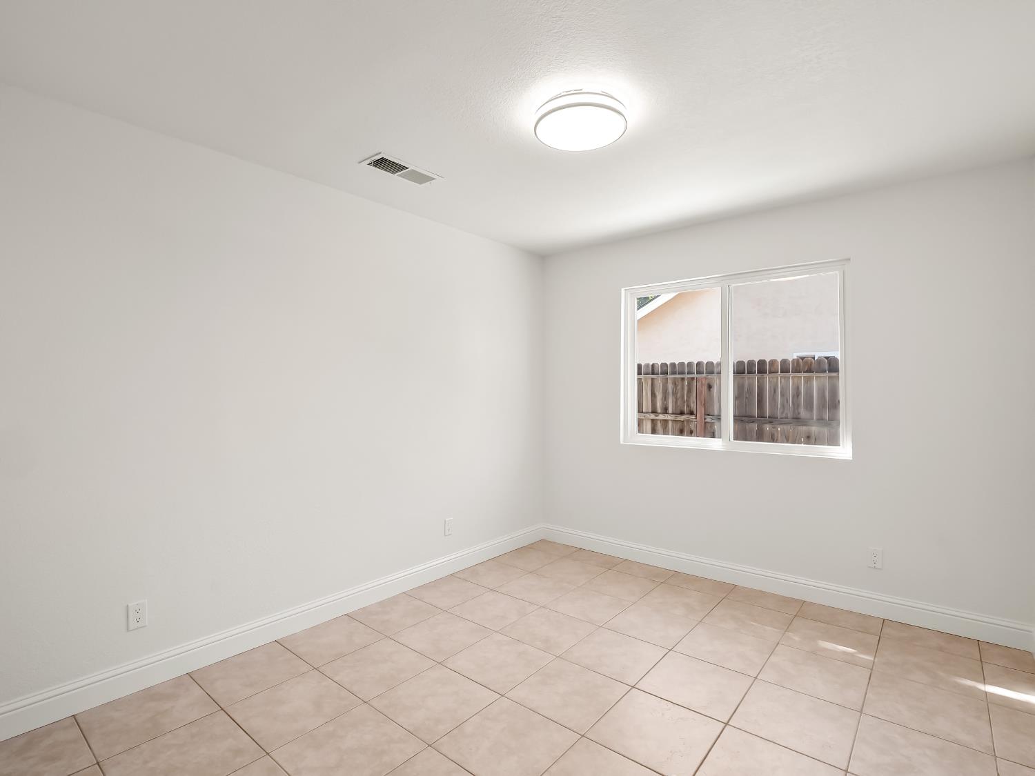 528 W Birch Ave, Clovis, CA 93611