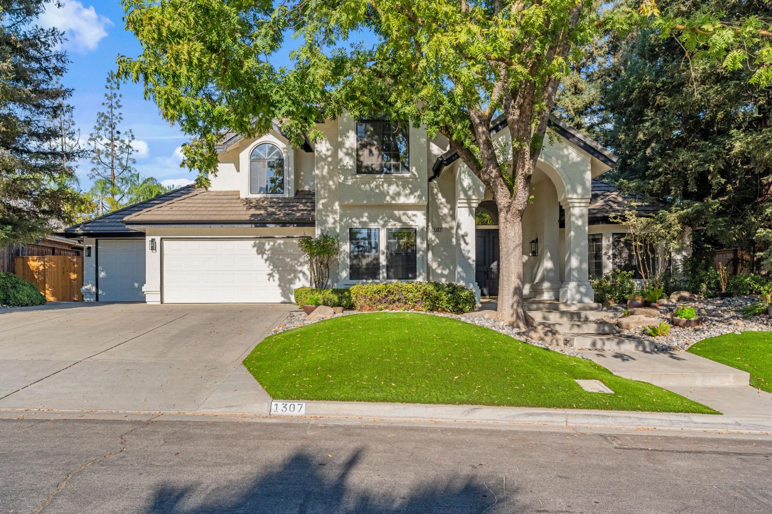 1307 E Saint James Cir, Fresno, CA 93720