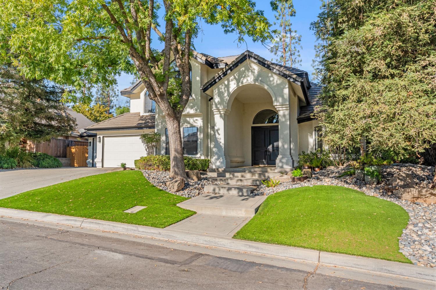 1307 E Saint James Cir, Fresno, CA 93720