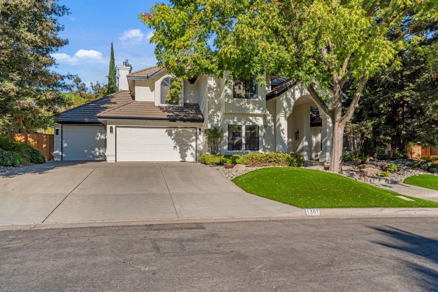 1307 E Saint James Cir, Fresno, CA 93720