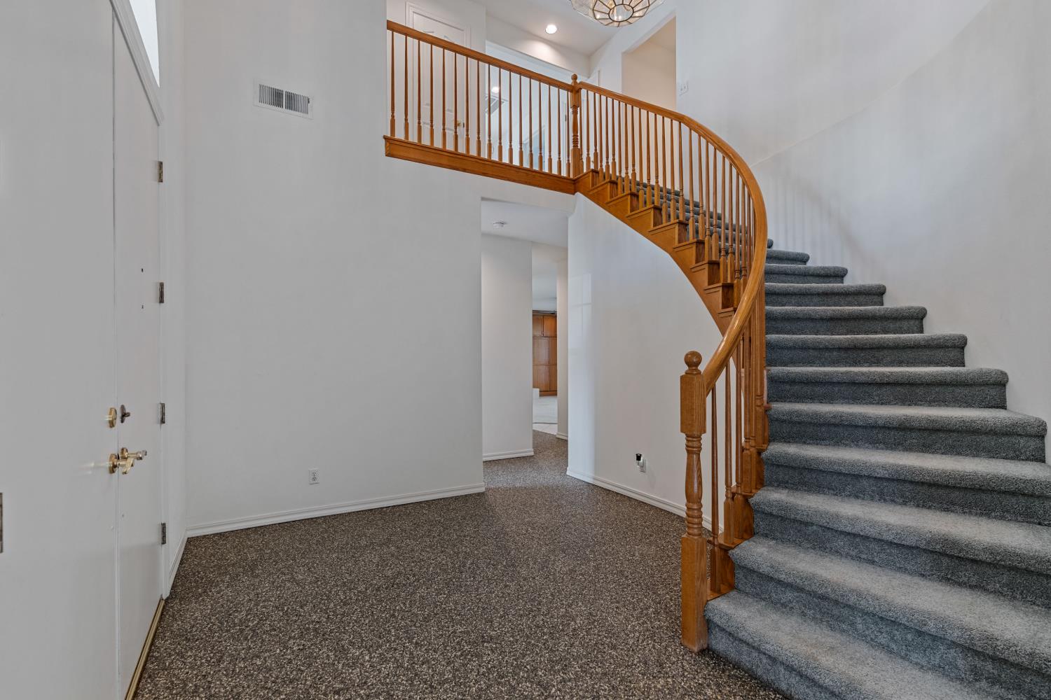 1307 E Saint James Cir, Fresno, CA 93720