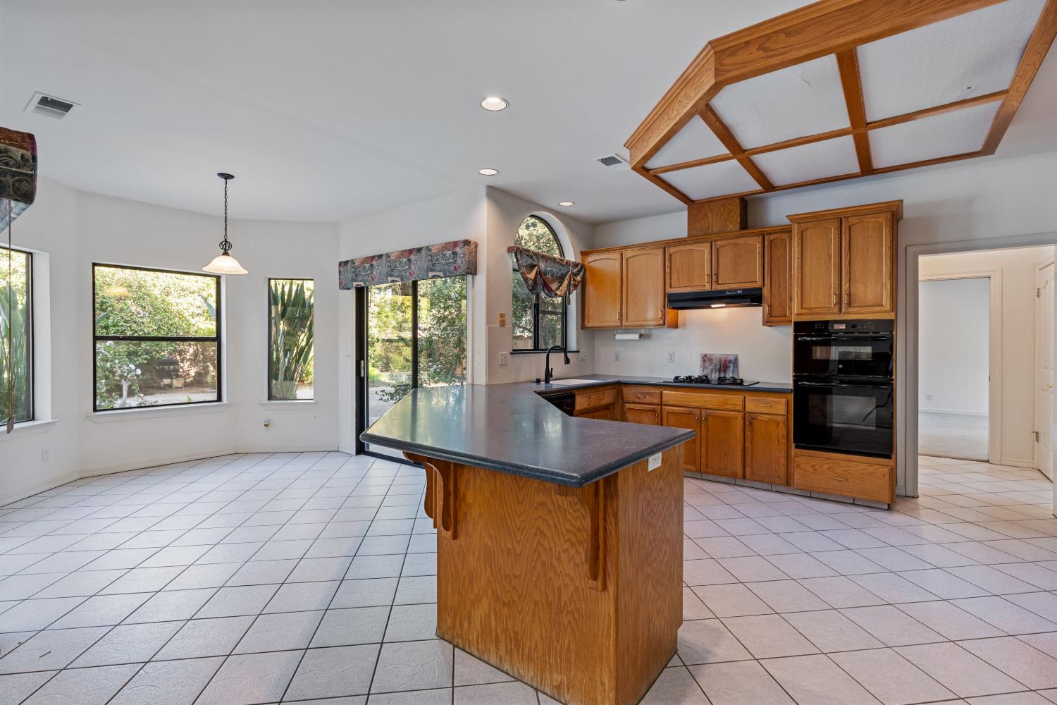 1307 E Saint James Cir, Fresno, CA 93720