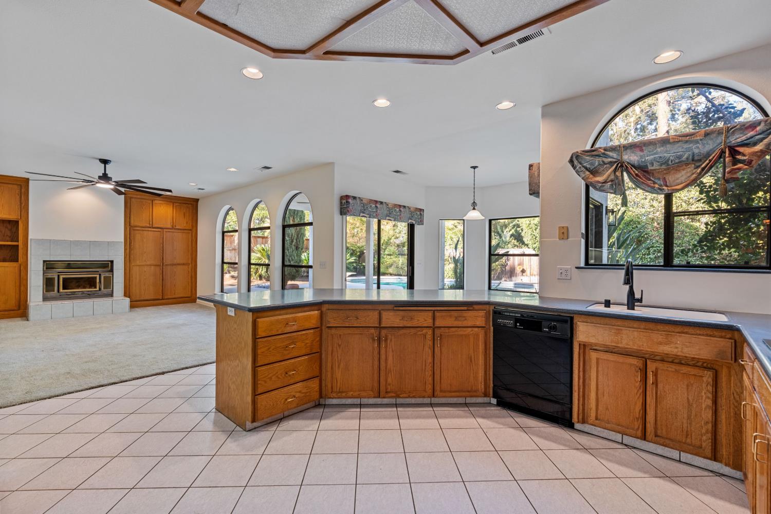 1307 E Saint James Cir, Fresno, CA 93720