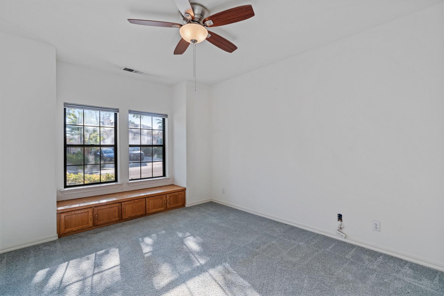1307 E Saint James Cir, Fresno, CA 93720