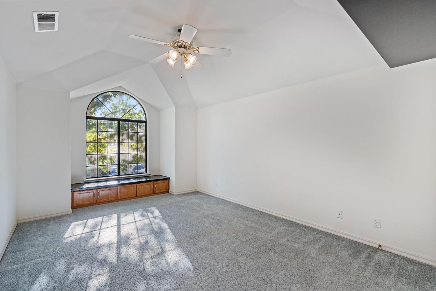 1307 E Saint James Cir, Fresno, CA 93720