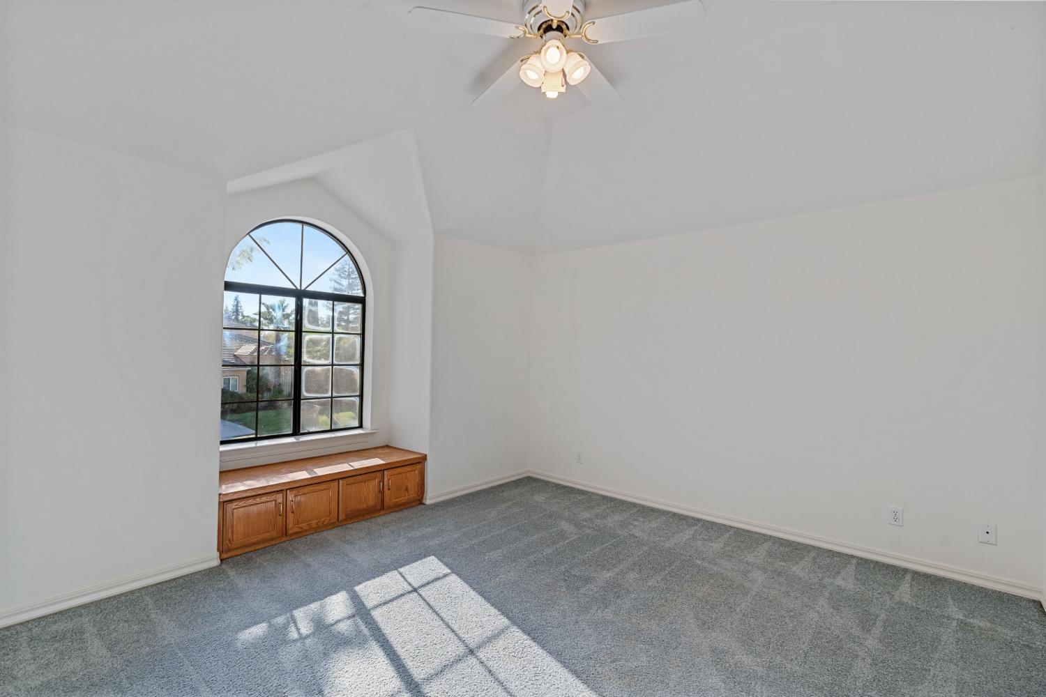 1307 E Saint James Cir, Fresno, CA 93720