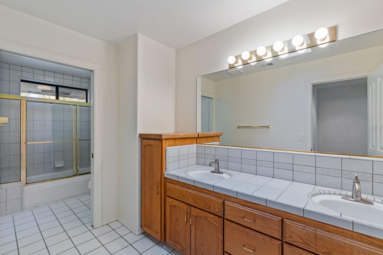 1307 E Saint James Cir, Fresno, CA 93720
