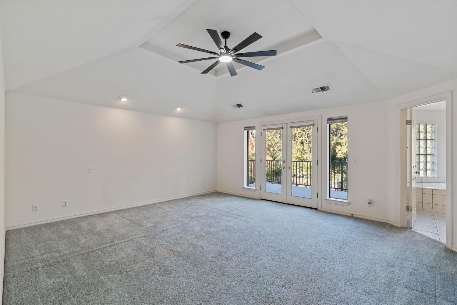 1307 E Saint James Cir, Fresno, CA 93720