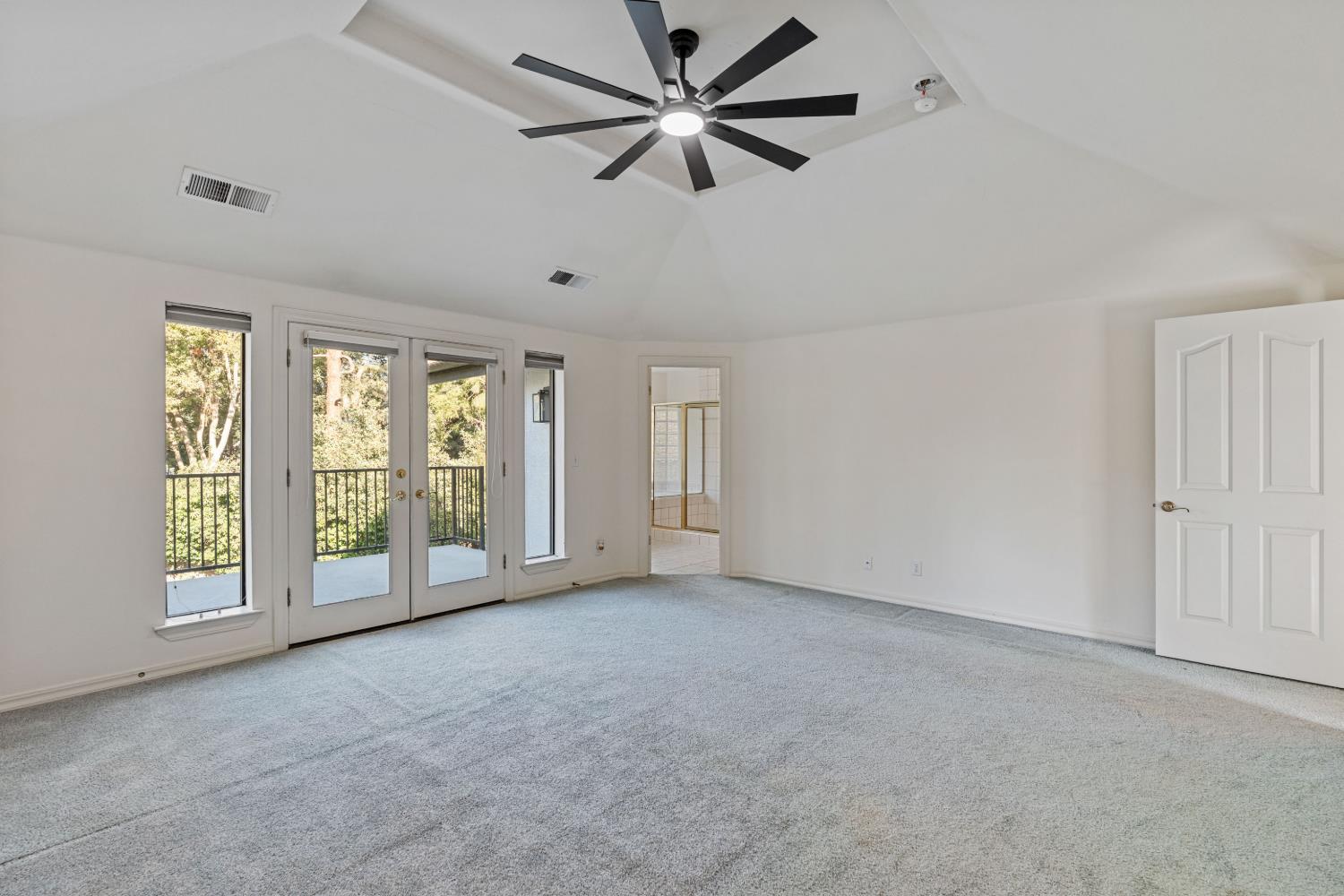 1307 E Saint James Cir, Fresno, CA 93720