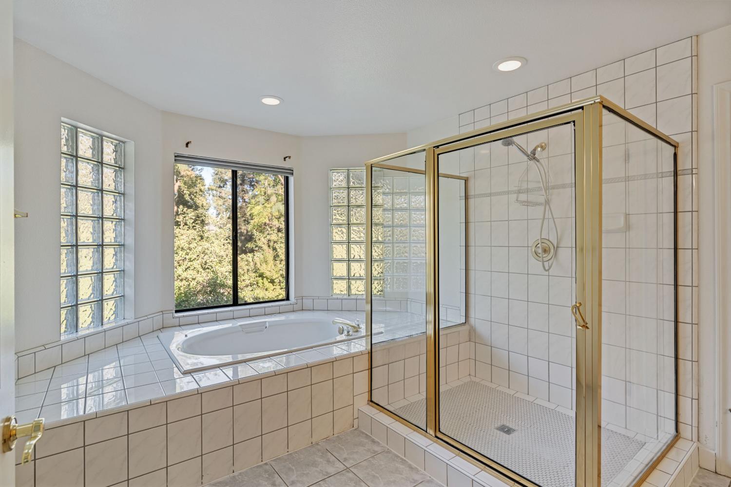 1307 E Saint James Cir, Fresno, CA 93720