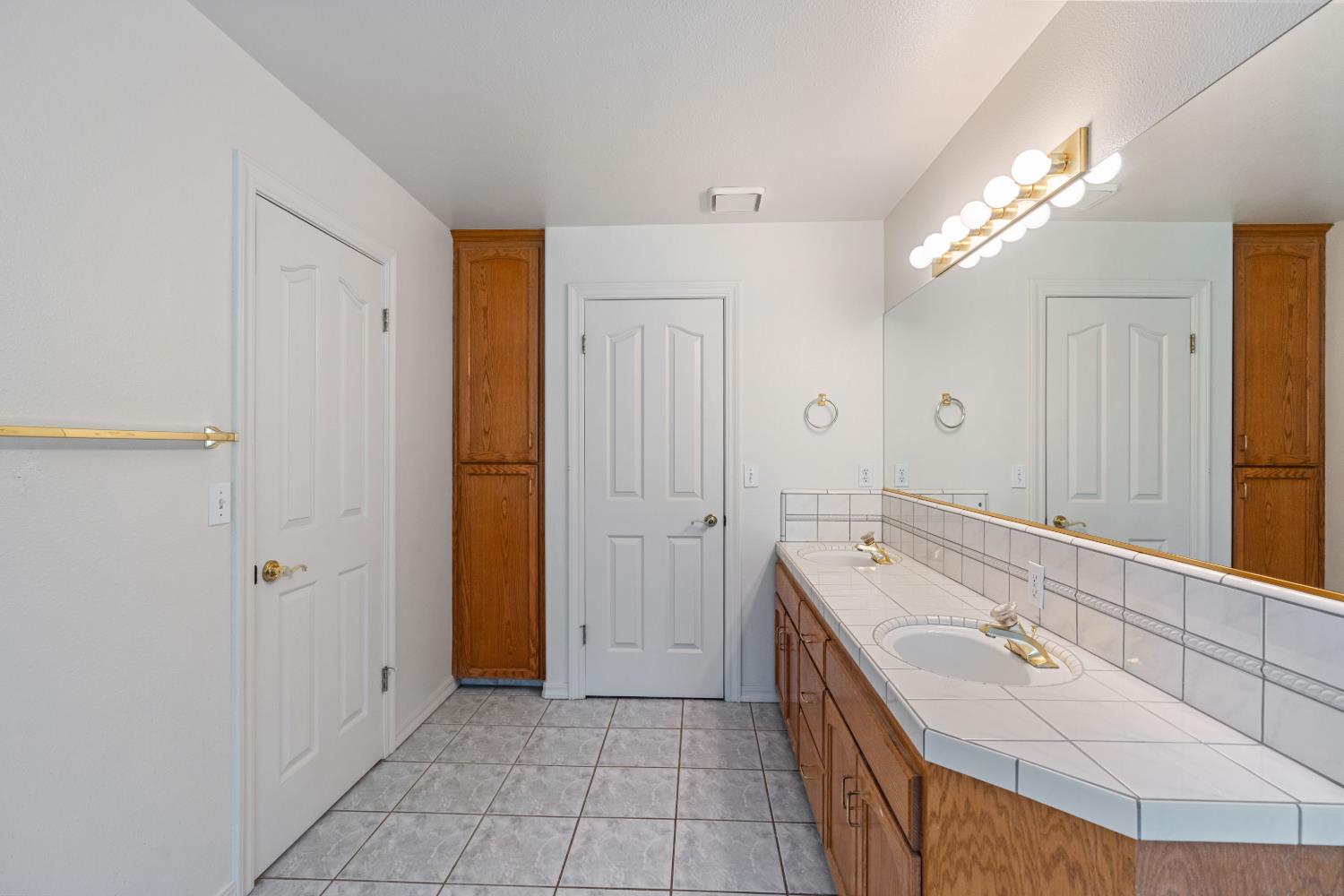 1307 E Saint James Cir, Fresno, CA 93720